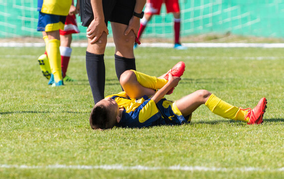 国足FIFA排名骤降 亚洲杯早早出局引发球迷热议与反思